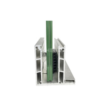 Rampe en verre et aluminium à fixation latérale extérieure, idéale pour les escaliers et balcons extérieurs de villas et d'hôtels