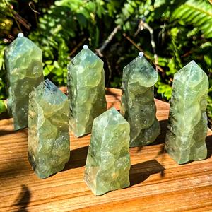 Spécimen de cristal de préhnite verte naturelle de haute qualité en forme de tour, druse, pour cadeaux de fêtes et décoration intérieure - Product Image 2