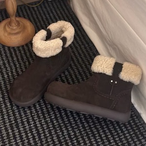 Botas de nieve plegables de piel de oveja Maurer para mujer, suela gruesa, antideslizantes, acolchadas, cálidas y cómodas, botas cortas UGGS - Product Image 1