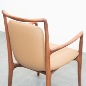 Chaise de salle à manger scandinave moderne avec structure en bois massif et coussin rembourré en cuir pleine fleur, mobilier de salle à manger élégant pour PISANO - Product Image 5