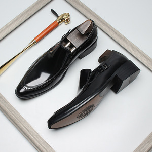 Zapatos de cuero italianos hechos a mano para hombre, de piel de vacuno de primera calidad, con punta en pico y diseño de hebilla de crin. - Product Image 6