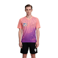 Hochleistungs-Fußballtrikots für Herren auf Lager Kurze Bedruckte Personalisierte Nummern Team-Logos 100% Polyester Schnelltrocknender Stoff