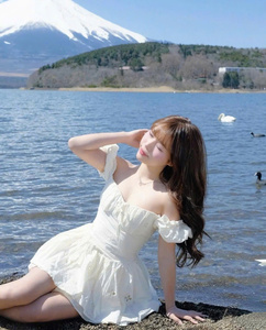 Robe mini évasée blanche à manches bouffantes et œillets, col cœur avec nœud sur le devant, taille naturelle - Product Image 4