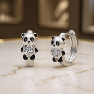 Boucles d'oreilles Huggie en or blanc E1875 avec motif panda de dessin animé et sertissage de strass en cristal, style mignon unisexe pour usage quotidien - Product Image 2
