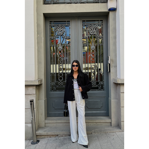 Chaqueta Camisera Negra de Cachemira para Mujer con Detalles de Bolsillos Laterales - Product Image 3