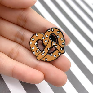 Großhandels-Personalisierter Reversnadel-Anstecker mit Lebensmittelmotiv, Metall-Souvenir Salzig Gesalzener Brezel-Emaille-<span class=keywords><strong>Pin</strong></span> - Product Image 4
