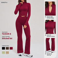 Ensemble de sport pour femme à col montant et fermeture éclair intégrale, comprenant une veste courte à coutures effet corset et un pantalon évasé coupe bootcut, avec poches latérales et passe-pouces, en matière effet seconde peau, vêtements de sport