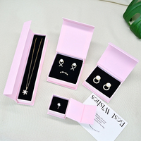Boîte à bijoux en carton rigide rose de luxe écologique avec logo personnalisé, revêtement UV, fermeture magnétique et pochette
