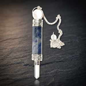 Pendule en cristal de sodalite sculpté RozRin avec chaîne, poli, portable, outil de Reiki en forme de crayon, Gujarat - Product Image 3