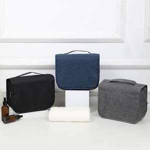 Trousse de toilette en tissu Oxford de grande capacité avec logo personnalisé et motif géométrique à crochet imperméable à la mode pour le stockage des cosmétiques - Product Image 4