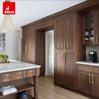 Armoire de cuisine Allandgroup de style bicolore en bois crème et noyer, avec cadre Shaker, porte en verre et poignée dorée