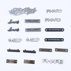 공장 새로운 디자인 브랜드 사용자 정의 금속 편지 로고 라벨 장식 모자 신발 가방 의류 금속 로고 라벨 태그 이름 플레이트 - Product Image 1