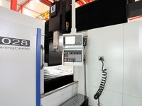 Machine de fraisage CNC à 5 axes GUOSHENG GMF4028RH pour fraisage, perçage, alésage BT50 FANUC