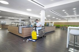 Máquina Fregadora de Pisos Eléctrica Karchers BD50/70 con Tanques de Solución de 70L y Tanques de Recuperación de 75L para Uso en Supermercados, Nueva - Product Image 3