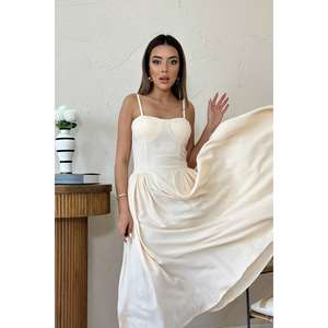 Elegante Vestido Largo de Satén Beige con Cintura Imperio, Escote Cuadrado, Corte en A y Sujetador Incorporado para Noche - Product Image 4