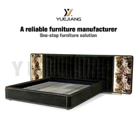 Cama de Plataforma con Base Ajustable RIPLEY, Diseño Italiano de Lujo, Tapizada en Tela, con Aleros Curvos, Incrustaciones de Metal Dorado, Láminas Silenciosas de Roble