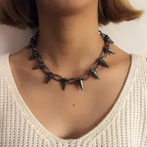 Collier à breloques rétro exagéré en alliage personnalisé Collier à chaîne pour femme Rivet punk