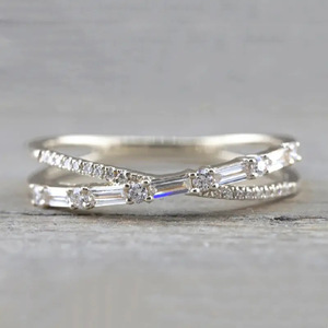 Anello con Design a Croce, Stile Minimalista per Donne - Product Image 1