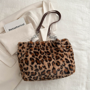 Nuova Borsa a Tracolla Trendy con Motivo Leopardato in Peluche, Chiusura a Cerniera e Fodera in Poliestere per Donne - Product Image 6
