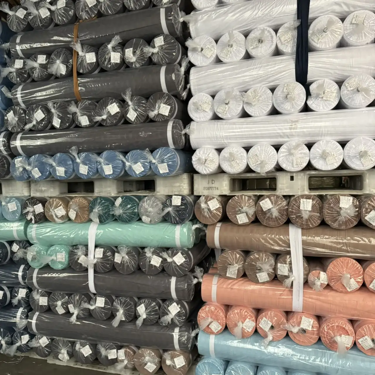 % 100 polyester % yatak çarşafı kumaş fırçalanmış düz boyalı katı kabartmalı mikrofiber