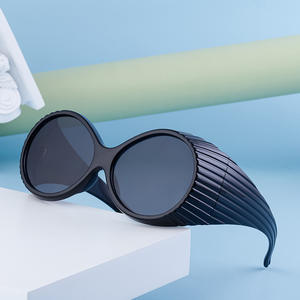 Lunettes de soleil rondes rouges pour femmes, protection UV400, verres en PC, style tendance, pour performance scénique transfrontalière - Product Image 5