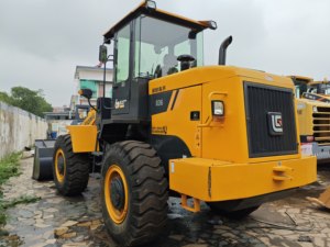 รถตักล้อยาง LG 836 สีเหลือง มือสอง สำหรับงานก่อสร้าง พร้อมเกียร์ ปั๊ม มอเตอร์ และเครื่องยนต์ - Product Image 1