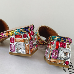 Sandales pour femmes à tige tressée colorée, à bout carré ouvert, à talons carrés bas, avec strass mélangés, style mules habillées - Product Image 6