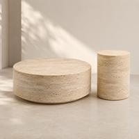 Table basse en travertin beige crème moderne et architecturale avec support en pierre courbé pour salle de bain et salon