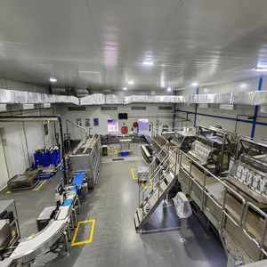 Machine de remplissage et de scellage de plateaux alimentaires avec distributeur d'ingrédients à têtes multiples pour l'industrie des aliments surgelés de collation d'emballage de repas préparés - Product Image 1