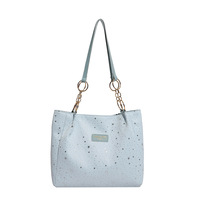 Sac fourre-tout en tissu PU pour femme, imprimé étoiles, grande capacité, sac à bandoulière avec breloque en peluche optionnelle, idéal pour les trajets quotidiens, vente en gros