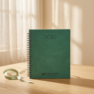 Agenda Diaria y Semanal Académica Premium para Lograr tus Objetivos, con Cubierta de Cuero y Logotipo de Bolígrafo - Product Image 1