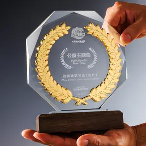 ゴールドシルバーブロンズ小麦オクタゴンプラーククリスタルトロフィー賞、木製ベースMH-NJ0226