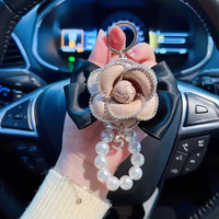 Breloque de sac en PU style coréen avec fleur de camélia et perles, accessoires porte-clés de voiture, pendentif de téléphone pour femme, décoration, cadeau de vacances