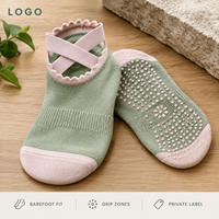 Chaussettes de yoga antidérapantes à revers croisés, couleur vert sauge et rose pâle, ajustement souple pour studio, production en gros, évaluation des illustrations, calibrage des tailles