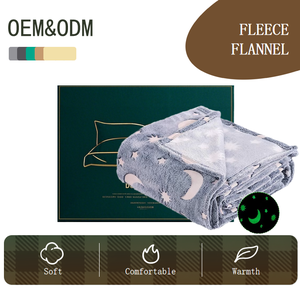 Coperta per Bambini con Design Luna e Stelle che Brillano al Buio, 100% Poliestere, Morbida Coperta in Flanella Luminosa per Bambini - Product Image 1