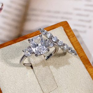 Set di Anelli Impilabili con Quattro Punte in Moissanite Simulata per Donne, Gioielli Scintillanti Abbinati per Coppie - Product Image 5