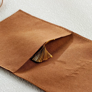 Sacs d'emballage pour bijoux de haute qualité avec logo personnalisé en relief, petits sacs en microfibre avec nœud papillon 8*8cm, pochette pour bijoux - Product Image 3