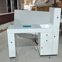Ensemble table et chaise de manucure en bois blanc moderne et sobre 2026, table de salon de beauté rose de luxe à un seul siège, table à ongles à vendre