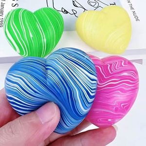 Juguete Antiestrés de Maltosa con Forma de Corazón Marmoleado, Blandito y de Rebote Lento, Marca Needoh, Venta al Por Mayor - Product Image 4