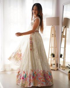 Lehenga Choli de mariée en georgette blanche moderne de haute qualité avec broderie pour les cérémonies de fiançailles et les réceptions, export en gros - Product Image 2