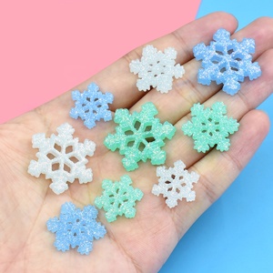 Cabochons en résine flocon de neige scintillant coloré Kawaii pour Noël, à dos plat, pour bijoux, artisanat et accessoires de décoration de Noël - Product Image 1
