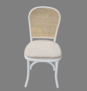 Silla de madera curvada con respaldo de ratán de malla de caña apilable de resina de madera blanca y negra - Product Image 1