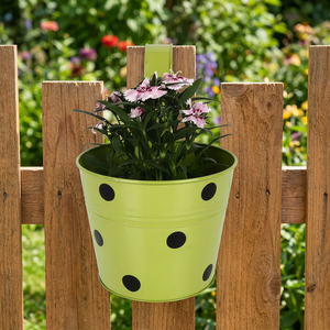 Pot suspendu en métal vert avec trous circulaires pour fleurs et plantes vertes, design moderne minimaliste, finition thermolaquée - Product Image 5