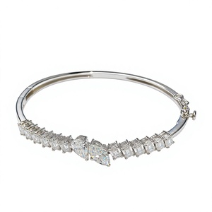 Brazalete de Moissanita en Plata de Ley 925 con Baño de Rodio, Engaste de Garras, Estilo Clásico, Modelo KLSB20795 - Product Image 4