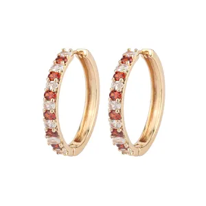 时尚的女孩耳环: 发现最新设计的钻石耳环与时尚珠宝和精美的黄铜环耳环