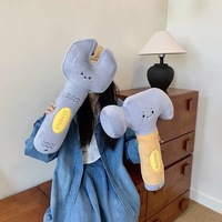 Peluche Super Douce et Mignonne en Forme de Marteau et Clé à Molette 3D, Poupée Rembourrée avec Visage Souriant et Étiquette Jaune