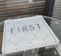 Logo personnalisé en acrylique avec impression UV, lettrage effet miroir, design élégant, couleur et forme personnalisables