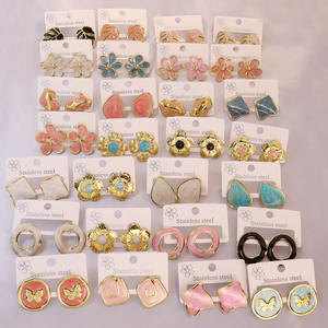 ต่างหูแฟชั่นสีสันสดใส ดีไซน์โดดเด่น ชุดเครื่องประดับสแตนเลสกันน้ำ สีไม่ลอก ของขวัญเครื่องประดับสุดเก๋ - Product Image 1