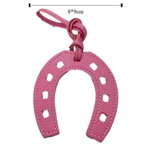 Breloque de sac tendance transfrontalière la plus vendue, pendentif de sac créatif en forme de fer à cheval, breloque poney en cuir PU double face en forme de U. - Product Image 5