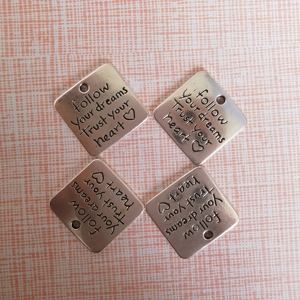 จี้โลหะผสมในฝันพร้อม "ตามความฝันของคุณวางใจในหัวใจ" เสน่ห์สำหรับห่วงโซ่โทรศัพท์มือถือส่วนบุคคลจี้กระเป๋าเป้สะพายหลังรถยนต์ - Product Image 1